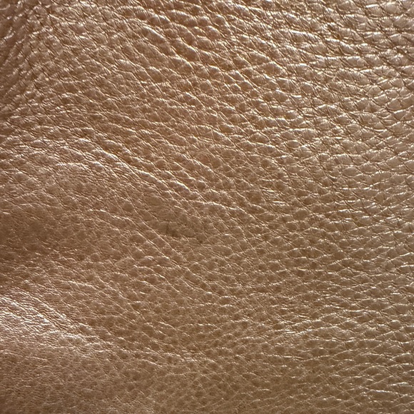 Prada tote bag with detachable crossbody strap in gold leather. - Picture 7 of 8